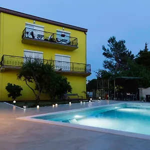 https://apartment-mery-pula.in-istria.net